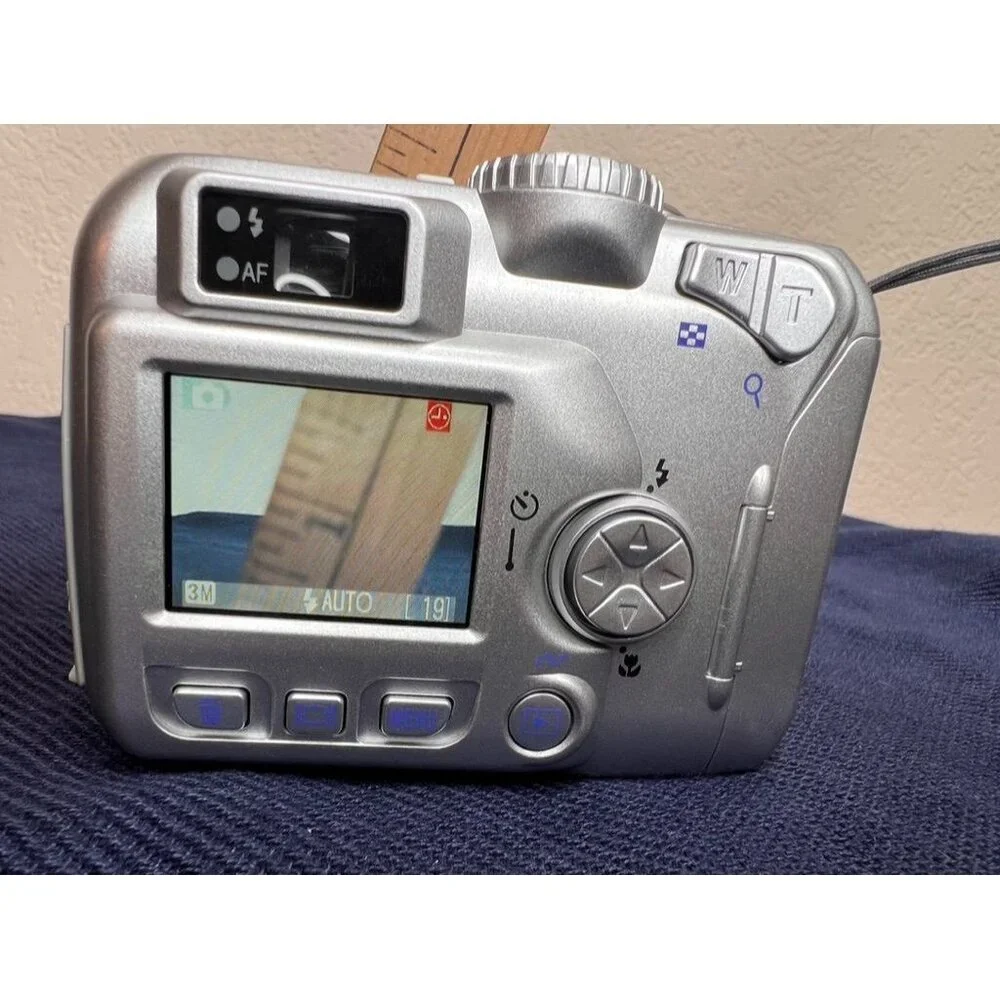 Nikon Coolpix 3100 3.2MP Digital Camera 3x Optical Zoom Memory Card **READ